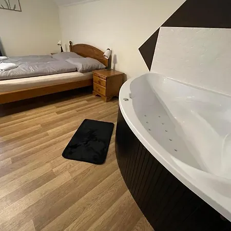 Bed & Breakfast Tolgyfa Panzio *