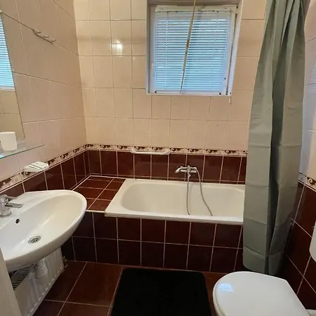 Toelgyfa Panzio 住宿加早餐酒店